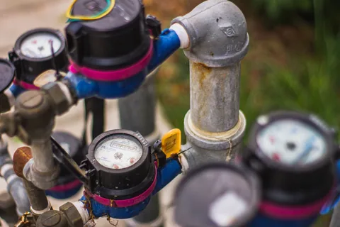 Varios contadores de agua con sus llaves de paso en una instalación compartida