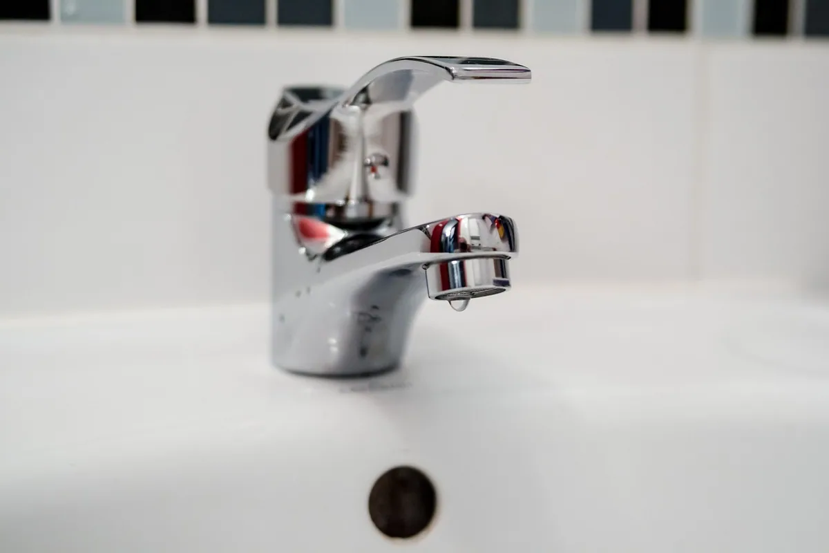 Grifo monomando de lavabo con una gota a punto de caer, una avería que suele deberse a un cartucho o una junta gastados